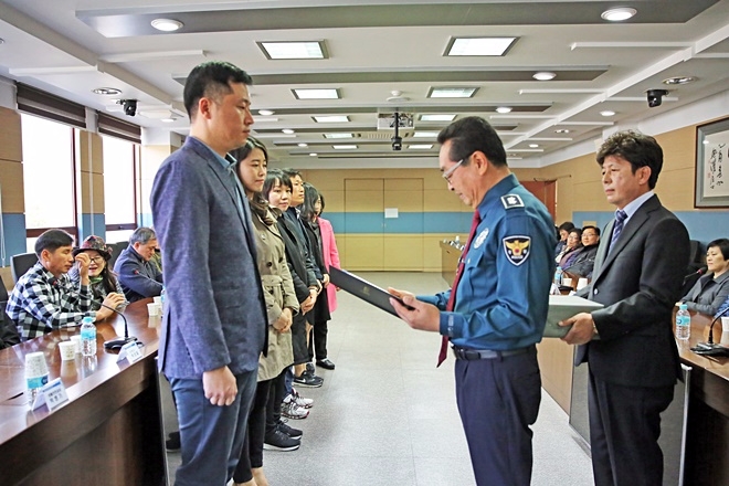 원경환 경남경찰청장이 자랑스러운 경남경찰 포상을 하고 있다.