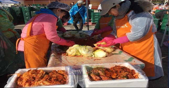 자원봉사자들이 김장담그기에 여념이 없다.