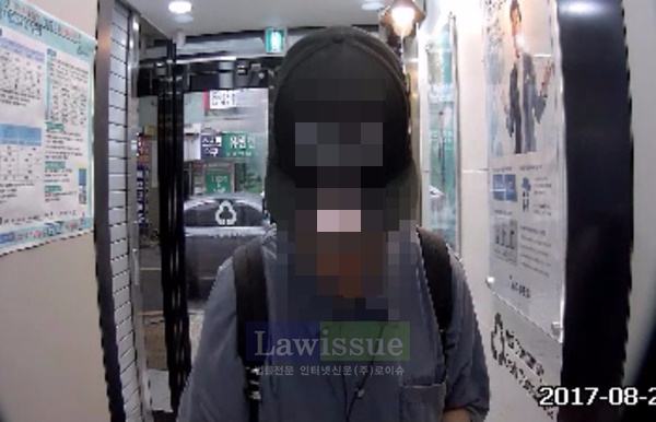 피의자가 대출신청자 현금카드로 보이스피싱 피해금을 인출하고 있다.
