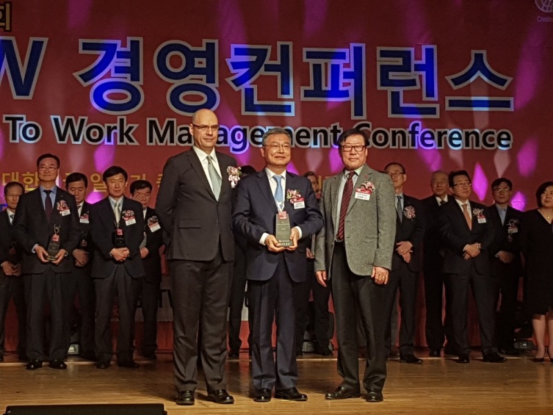 GPTW 경영컨퍼런스 시상식에서 수상 후 기념촬영. 왼쪽부터 호세 카를로스 GPTW CEO, 김회천 한전 관리본부장, 한국능률협회 컨설팅 고문 이세광 박사. (사진=한국전력)