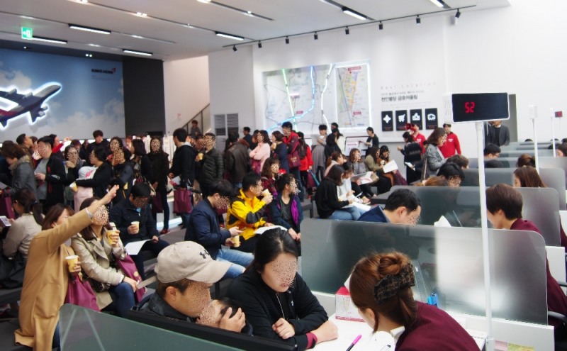 천안불당 금호어울림 견본주택을 찾은 방문객들.(사진= 금호건설)