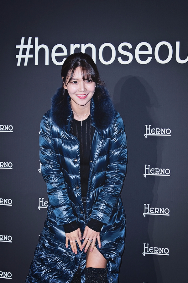 수영, ‘에르노(HERNO)' 스토어 오픈 1주년 기념 포토월 행사