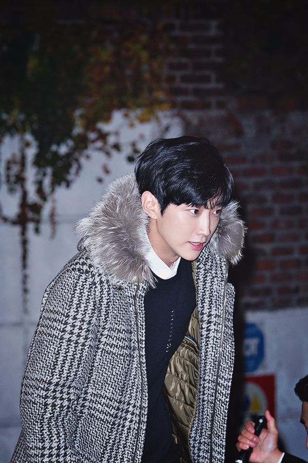 B1A4 진영, ‘에르노(HERNO)' 스토어 오픈 1주년 기념 포토월 행사