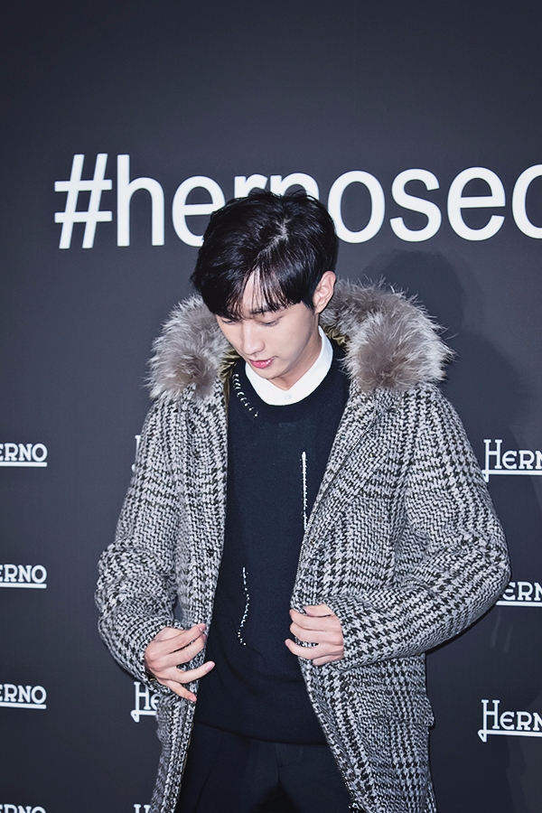 B1A4 진영, ‘에르노(HERNO)' 스토어 오픈 1주년 기념 포토월 행사