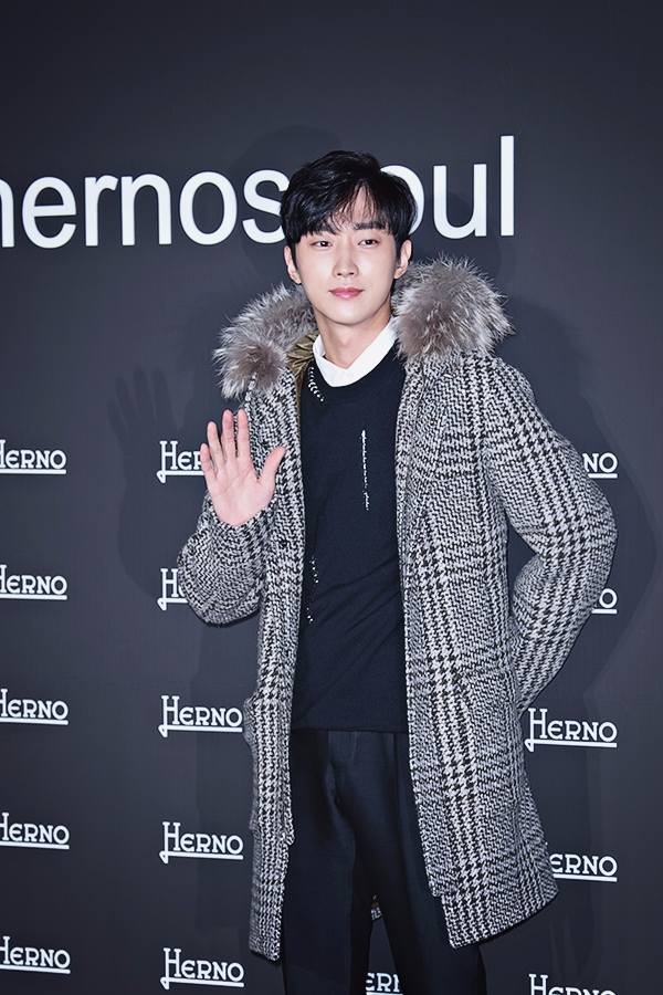 B1A4 진영, ‘에르노(HERNO)' 스토어 오픈 1주년 기념 포토월 행사