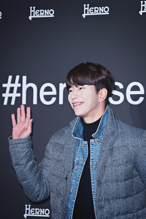 윤현민, ‘에르노(HERNO)' 스토어 오픈 1주년 기념 포토월 행사