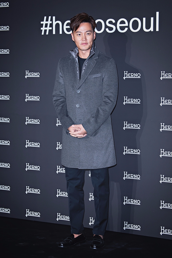 이서진, ‘에르노(HERNO)' 스토어 오픈 1주년 기념 포토월 행사