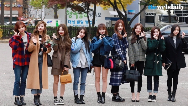 트와이스가 11월 10일 오전 여의도 KBS신관 공개홀에서 열린 뮤직뱅크 906회 아침 리허설에 참석하기 위해 출근을 하고있다.
