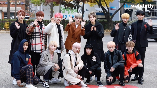세븐틴-TRCNG가 11월 10일 오전 여의도 KBS신관 공개홀에서 열린 뮤직뱅크 906회 아침 리허설에 참석하기 위해 출근을 하고있다.