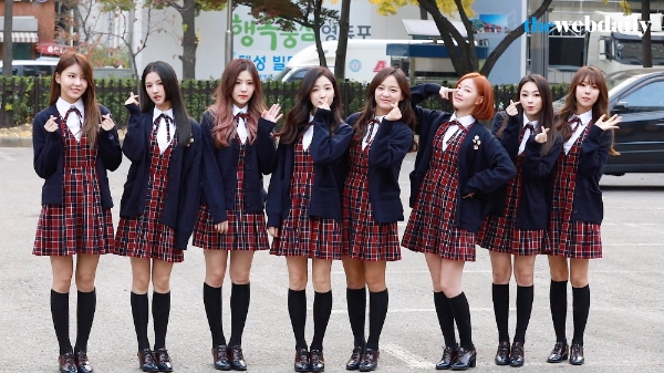 구구단이 11월 10일 오전 여의도 KBS신관 공개홀에서 열린 뮤직뱅크 906회 아침 리허설에 참석하기 위해 출근을 하고있다.