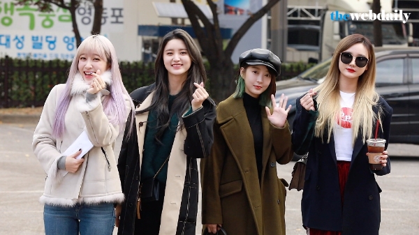 EXID-소나무가 11월 10일 오전 여의도 KBS신관 공개홀에서 열린 뮤직뱅크 906회 아침 리허설에 참석하기 위해 출근을 하고있다.