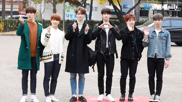 아스트로-레인즈가 11월 10일 오전 여의도 KBS신관 공개홀에서 열린 뮤직뱅크 906회 아침 리허설에 참석하기 위해 출근을 하고있다.