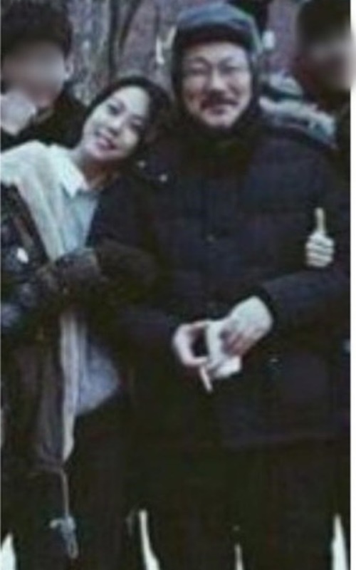 김민희, 홍상수 어깨에 기댄 채 팔짱 낀 모습 보니 '이 정도 일 줄'