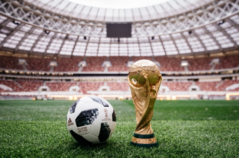 2018 FIFA 러시아 월드컵 공인구 '텔스타18' 와 월드컵 트로피.(사진=아디다스)