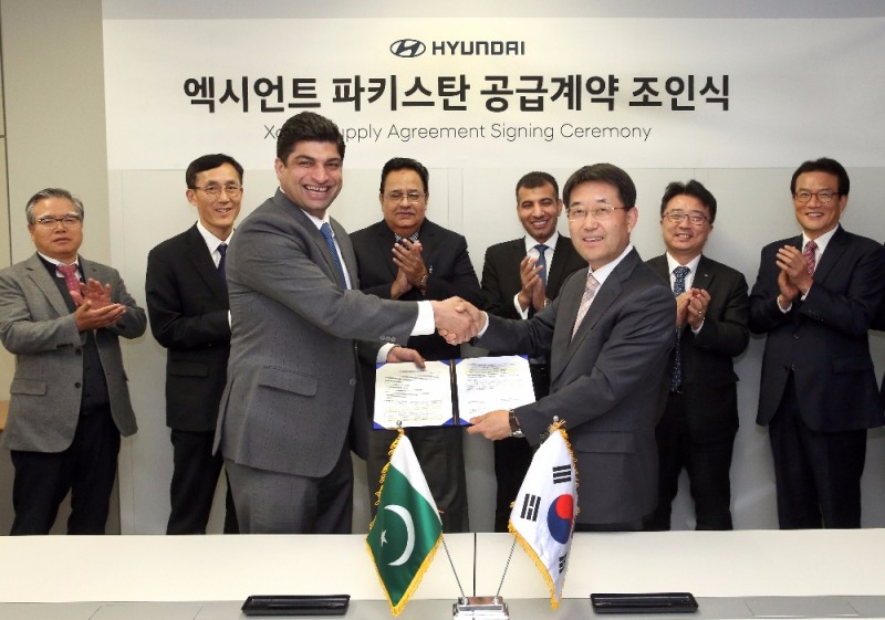 엑시언트 파키스탄 공급 계약 조인식에 참석한 파키스탄 현대차 상용 대리점 '알하즈 현대(Al-Haj Hyundai)'의 빌랄(Bilal Khan Afridi) 사장과 상용수출사업부 이인철 전무의 모습.(사진=현대자동차)