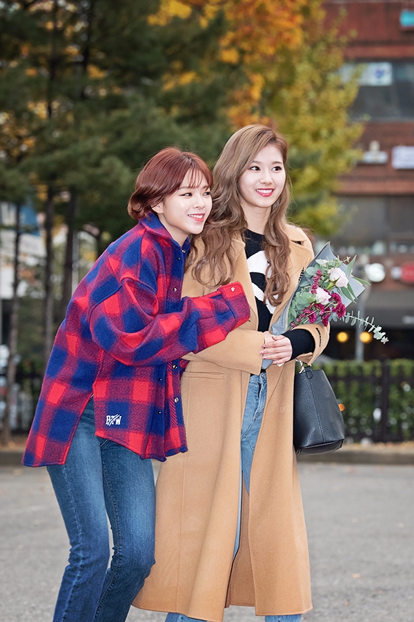트와이스(TWICE) 정연-사나, KBS 뮤직뱅크 출근길