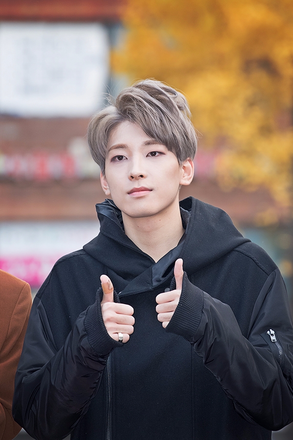 세븐틴(Seventeen) 원우, KBS 뮤직뱅크 출근길