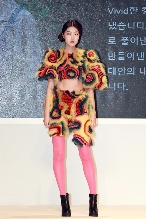 13일 저녁 서울 삼성동 섬유센터 3층에서 열린 ’제 4회 케이-퍼(K-fUR) 디자인 콘테스트에서 김수은 참가자의 의상을 입은 모델이 포즈를 취하고 있다.
