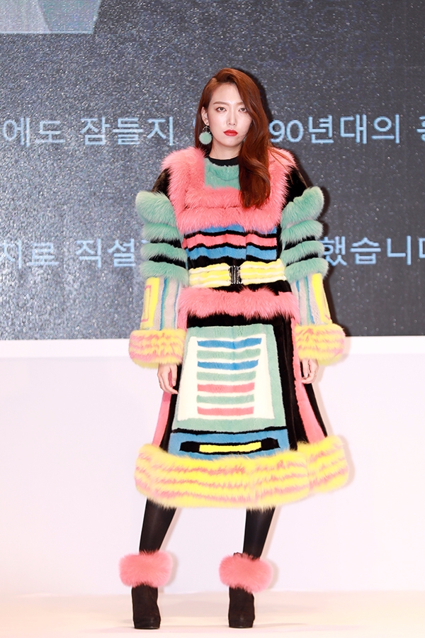 13일 저녁 서울 삼성동 섬유센터 3층에서 열린 ’제 4회 케이-퍼(K-fUR) 디자인 콘테스트에서 박상인 참가자의 의상을 입은 모델이 포즈를 취하고 있다.
