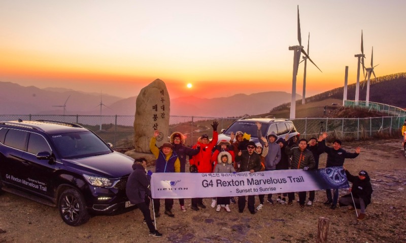 홍보대사 가수 박상민씨(앞줄 가운데)를 비롯한 참가 고객들이 매봉산 정상에 올라 포즈를 취하며 기념촬영하고 있다.(사진=쌍용자동차)