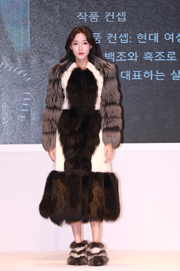 13일 저녁 서울 삼성동 섬유센터 3층에서 열린 ’제 4회 케이-퍼(K-fUR) 디자인 콘테스트에서 성우빈 참가자의 의상을 입은 모델이 포즈를 취하고 있다.