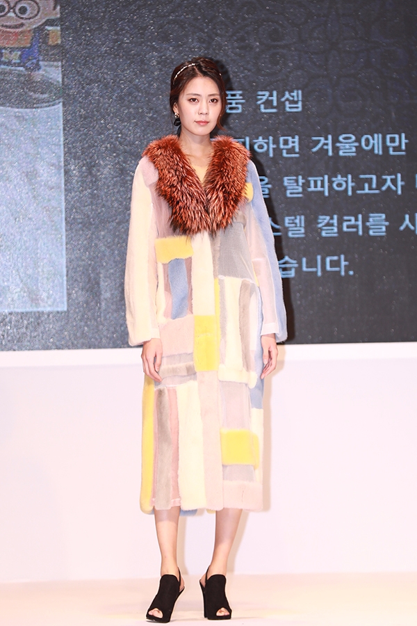 13일 저녁 서울 삼성동 섬유센터 3층에서 열린 ’제 4회 케이-퍼(K-fUR) 디자인 콘테스트에서 손이현 참가자의 의상을 입은 모델이 포즈를 취하고 있다.