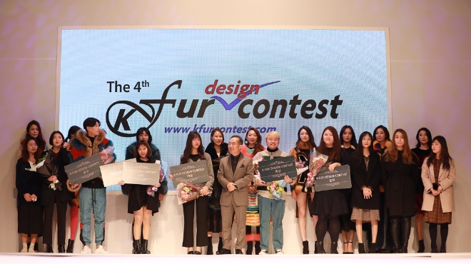 13일 저녁 서울 삼성동 섬유센터 3층에서 열린 ’제 4회 케이-퍼(K-fUR) 디자인 콘테스트에서 입상자들과 모든 참가자들이 기념 촬영을 하고 있다.