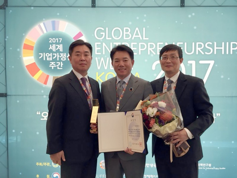 잘풀리는집, 대한민국 사랑받는기업 정부포상 수상 기념촬영. (사진=미래생활)