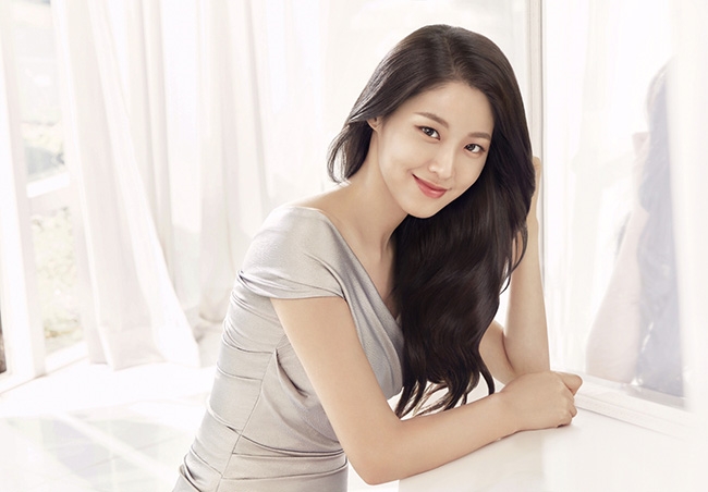 AOA 설현, 청순한 섹시 매력 뷰티 화보로 발산...아름다운 프로의 조건