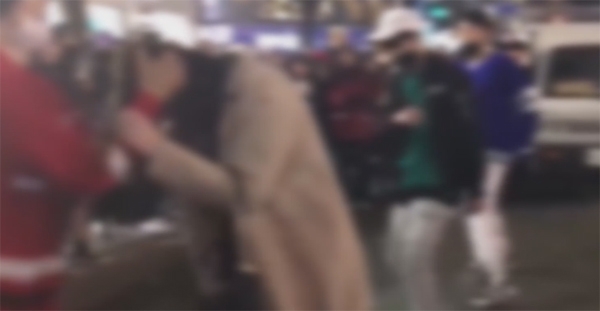 임병두, 갑자기 머리를 잡더니...위아래 위아래 '과도한 액션 물의'