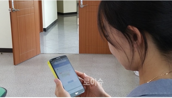 모바일로 온라인투표서비스를 시연해 보고 있다.