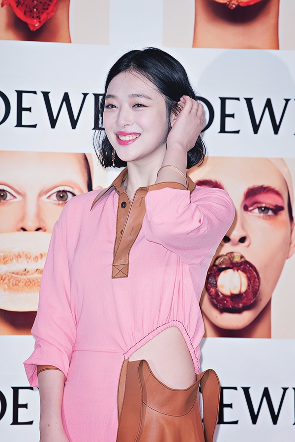 설리, 로에베 ' 2018 봄/여름 여성 컬렉션 프리뷰 및 파티' 포토콜 행사