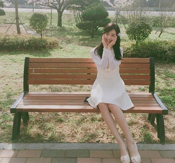 진세연, '순백의 원피스...벤치에 앉아 부러질 듯 다리라인'