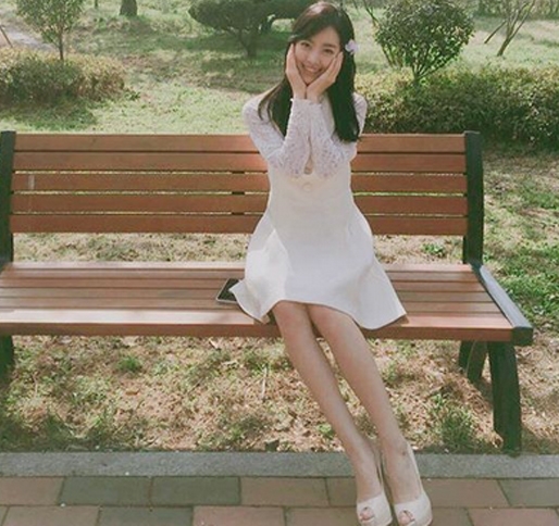 '벤치에 앉아'...진세연, '순백의 원피스 부러질 듯 다리라인'