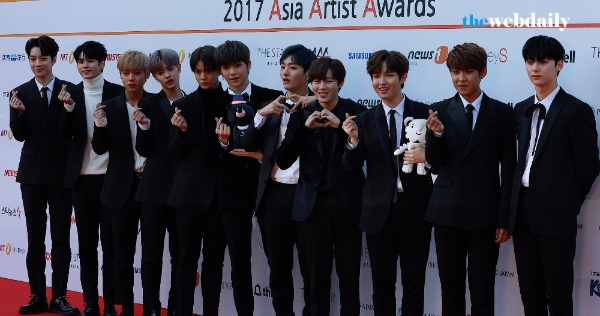 워너원이 15일 오후 잠실실내체육관에서 열린 2017 아시아 아티스트 어워즈에 참석해 포토타임을 가지고 있다.