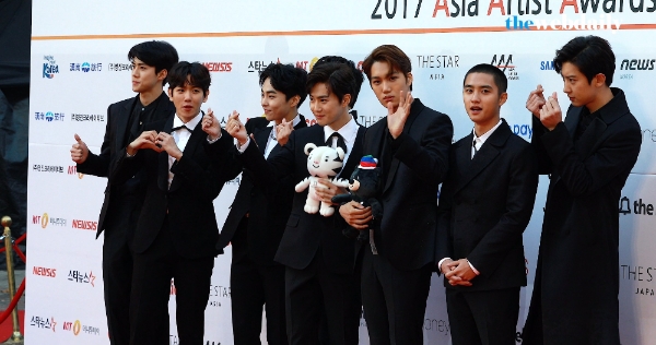 그룹 EXO가 15일 오후 잠실실내체육관에서 열린 2017 아시아 아티스트 어워즈에 참석해 레드카펫 포토타임을 가지고 있다.