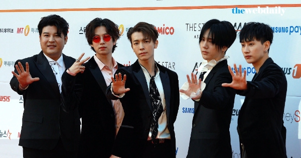 그룹 슈퍼주니어가 15일 오후 잠실실내체육관에서 열린 2017 아시아 아티스트 어워즈에 참석해 레드카펫 포토타임을 가지고 있다.