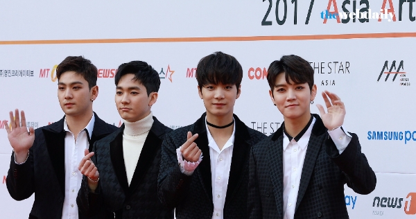 뉴이스트W가 15일 오후 잠실실내체육관에서 열린 2017 아시아 아티스트 어워즈에 참석해 레드카펫 포토타임을 가지고 있다.