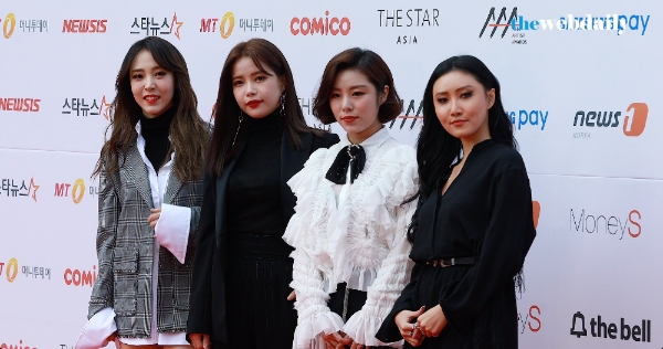 마마무가 15일 오후 잠실실내체육관에서 열린 2017 아시아 아티스트 어워즈에 참석해 레드카펫 포토타임을 가지고 있다.