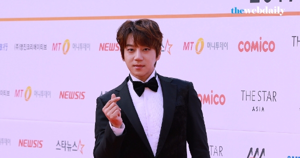 황치열이 15일 오후 잠실실내체육관에서 열린 2017 아시아 아티스트 어워즈에 참석해 레드카펫 포토타임을 가지고 있다.