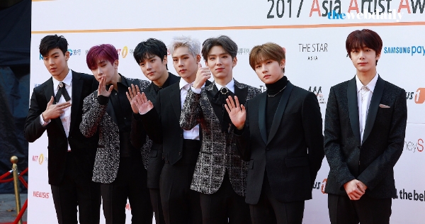 몬스타엑스가 15일 오후 잠실실내체육관에서 열린 2017 아시아 아티스트 어워즈에 참석해 레드카펫 포토타임을 가지고 있다.
