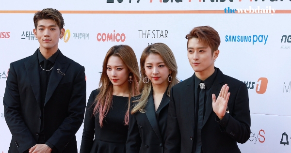 혼성그룹 카드가 15일 오후 잠실실내체육관에서 열린 2017 아시아 아티스트 어워즈에 참석해 레드카펫 포토타임을 가지고 있다.