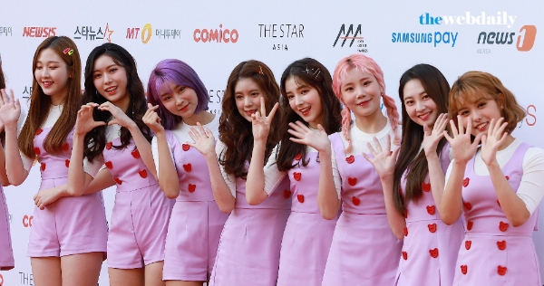 모모랜드가 15일 오후 잠실실내체육관에서 열린 2017 아시아 아티스트 어워즈에 참석해 레드카펫 포토타임을 가지고 있다.