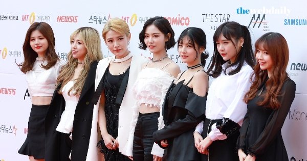 중국 인기 걸그룹 SNH48의 유닛 7SENSES가 15일 오후 잠실실내체육관에서 열린 2017 아시아 아티스트 어워즈에 참석해 레드카펫 포토타임을 가지고 있다.