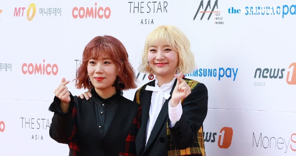 볼빨간사춘기가 15일 오후 잠실실내체육관에서 열린 2017 아시아 아티스트 어워즈에 참석해 레드카펫 포토타임을 가지고 있다.
