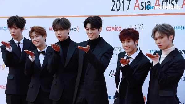 아스트로가 15일 오후 잠실실내체육관에서 열린 2017 아시아 아티스트 어워즈에 참석해 레드카펫 포토타임을 가지고 있다.