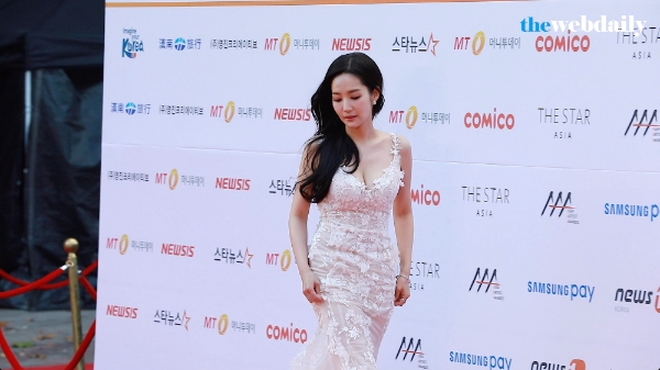 수지-민효린-박민영-김태리가 15일 오후 잠실실내체육관에서 열린 2017 아시아 아티스트 어워즈에 참석해 레드카펫 포토타임을 가지고 있다.