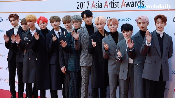 세븐틴이 15일 오후 잠실실내체육관에서 열린 2017 아시아 아티스트 어워즈에 참석해 레드카펫 포토타임을 가지고 있다.