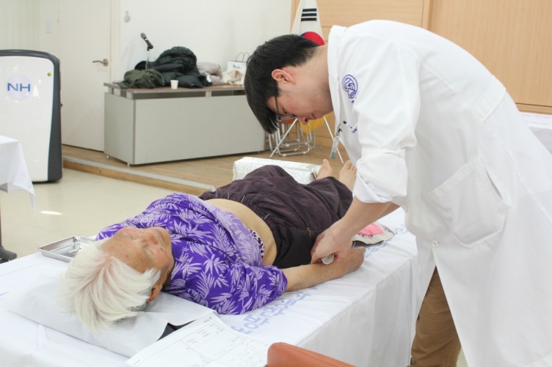 대전자생한방병원 의료진이 공주시 주민에게 침치료를 실시하고 있다.