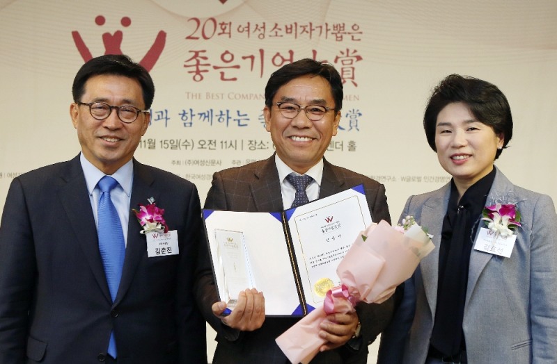 왼쪽부터 김춘진 선정위원장, 심원용 일동후디스 상무, 김효선 여성신문사 대표이사 (사진=일동후디스)